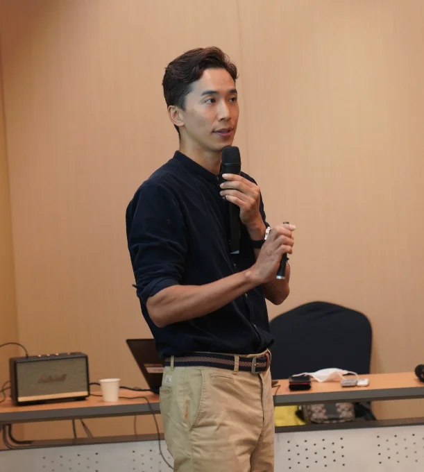마이크를 들고 이야기하는 이현동 대표의 발표 현장
